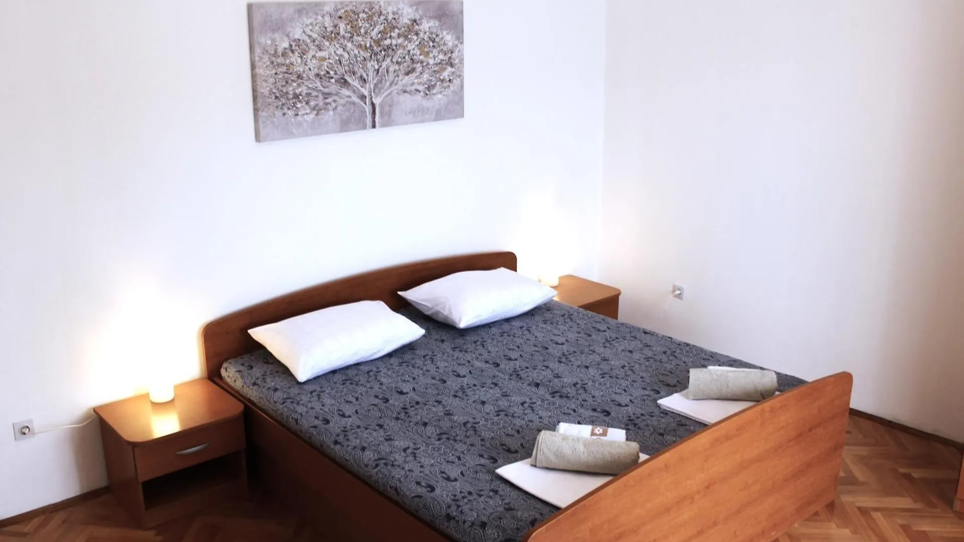 Family Apartments Jimmy - City Center 파그 크로아티아